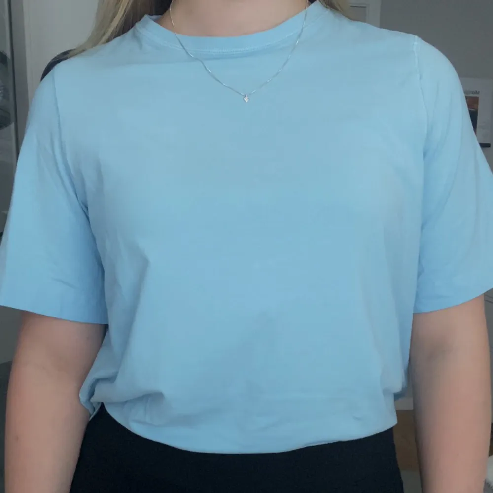 En superfin ljusblå t-shirt från weekday som inte används längre 💙 Tröjan är som nyskick! . T-shirts.
