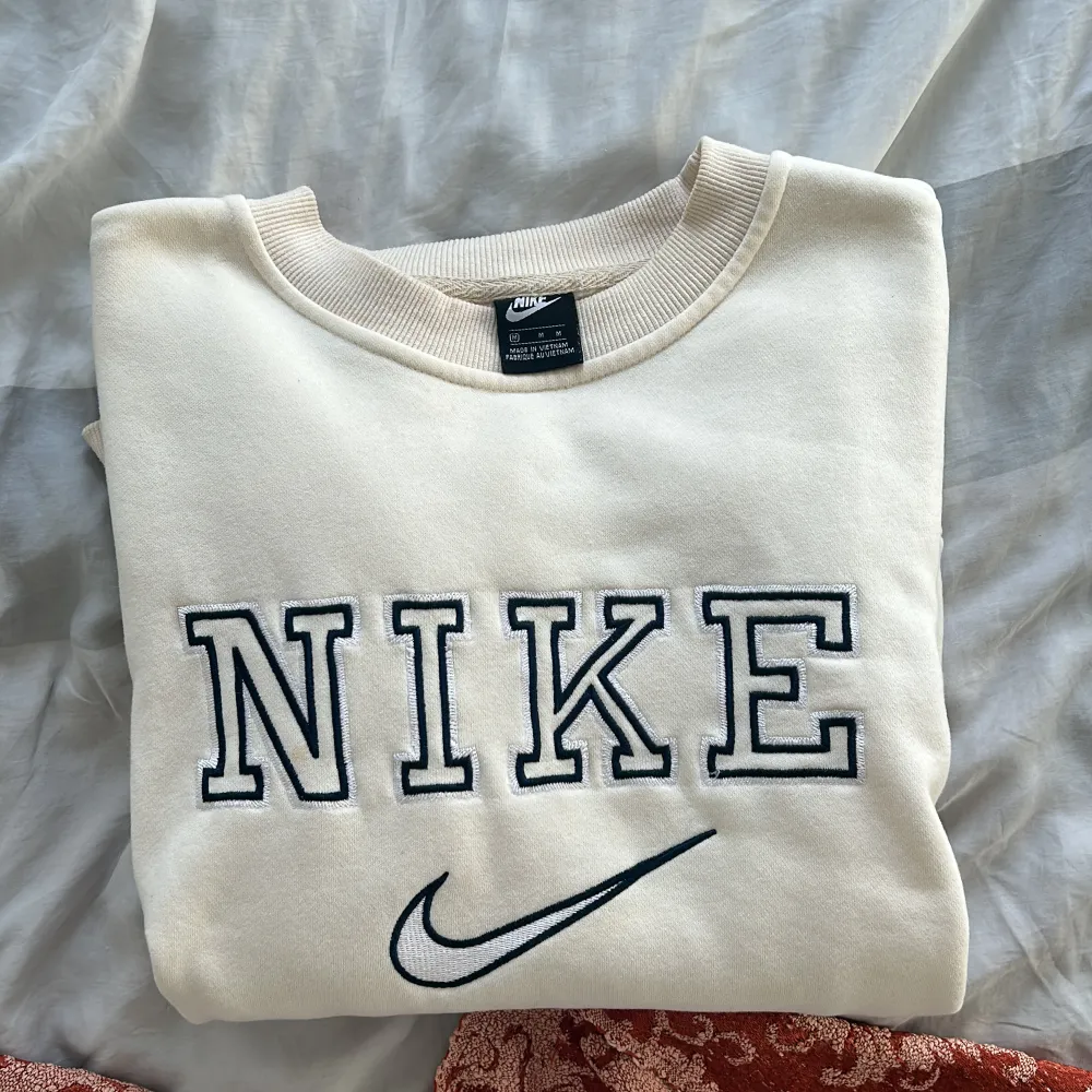 Supersnygg sweatshirt från Nike som tyvärr inte kommer till användning. Skriv för fler bilder 🤍. Tröjor & Koftor.