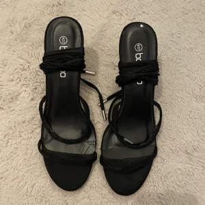 Boohoo klackar - Svarta mini klackar med snören, storlek 37!