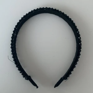 Diadem - Jätte fin använd 1 gång och den är helt ny skick köpte den för typ 2 år sen🤙🏼💋och inga pärlor har ramlat av💕