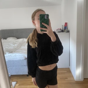 snygg svart hoodie 🤍 - Magtröja hoodie. Superfin