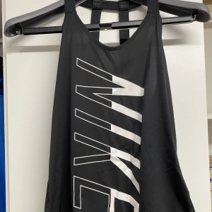 Träningströja nike  - Träningströja från Nike. Fin i ryggen. Aldrig använd. 