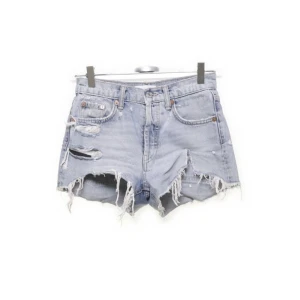 Zara jeans shorts  - Säljer dessa jeans shorts som jag fick hem från sellpy för nån vecka sen! Säljer för dom va försmå. Köpta för 150kr dm om ni har ngr frågor!💘
