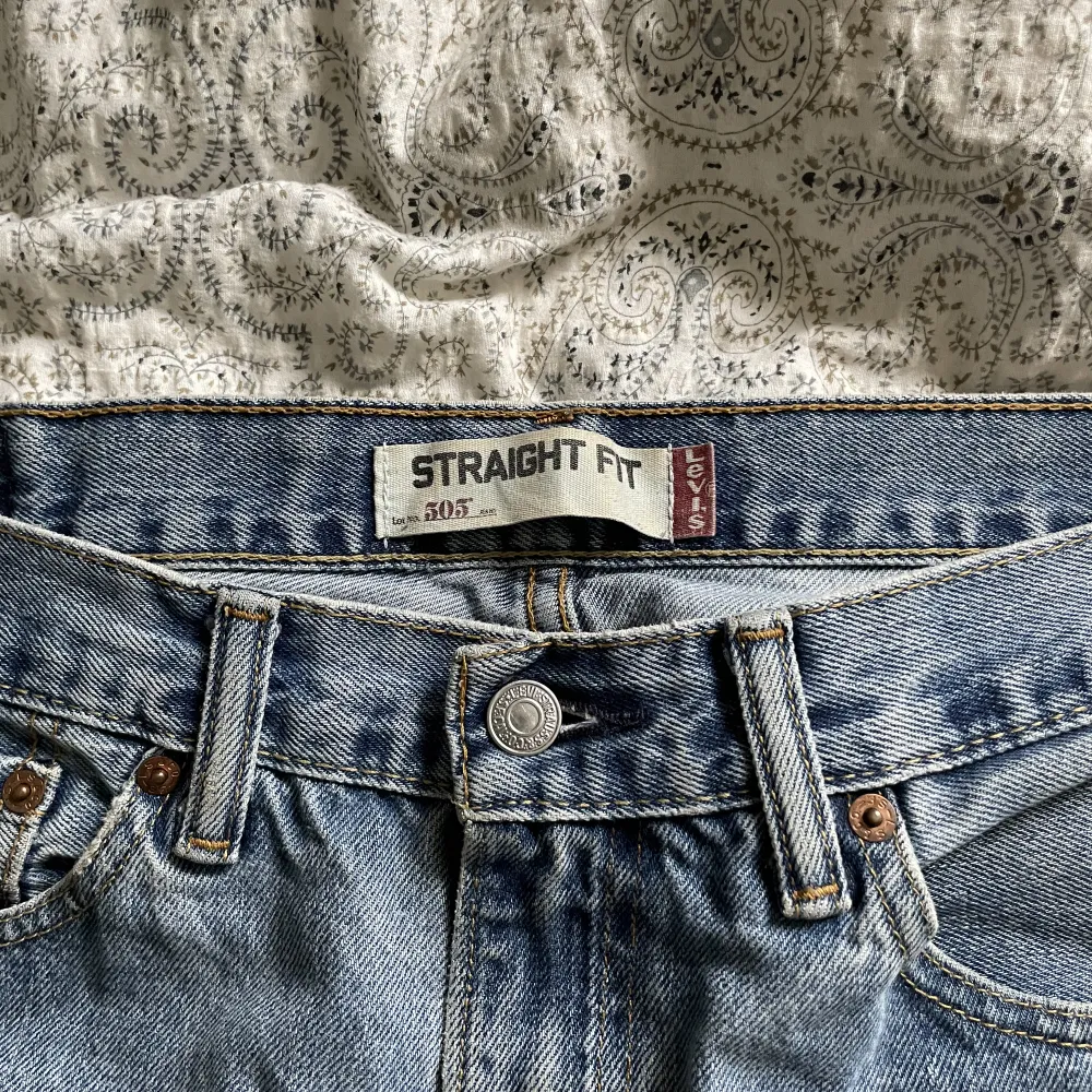 • ett par jättefina vintage levis jeans modell ”505 straight fit”  • sitter otroligt fint och lite avslappnat, tyvärr blivit för stora för mig nu men varit mina absoluta favorit jeans. 😩 • storlek 34/34  • mitt pris 400 kr 💕. Jeans & Byxor.