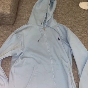 Polo fleece - Säljer min ljusblåa polo kofta!  Helt ny knappt använd. Säljer den då den va för liten för mig!  Jag kan frakta oxå! Pris kan diskuteras!!!