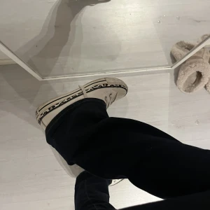 Converse hightop - Sååå söta skor som är lite smutsiga och har ingen box därav priset!! Används fåtal gånger men är bara inte min stil längre. 