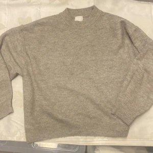 Stickad tröja - Mysig beige stickad tröja i storlek M /170, kr40 