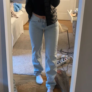 Lågmidjade jeans - Säljer dessa lågmidjade straight jeansen från Gina tricot i storlek 36. Använda fåtal gånger och inga defekter.🫶🏼