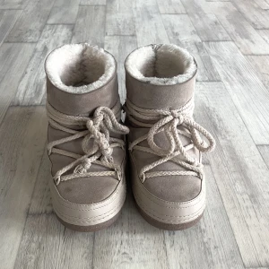 Inuikkiis - Säljer mina höga inuikiis i storlek 38❤️ Endast använda förra vintern så fint skick bortsett från täcken på användning på insidan av ena skon (se bild)!