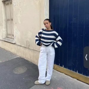 Stickad tröja  - Säljer denna fina tröja från designbysi då jag inte hann skicka tillbaka den, den är helt oanvänd kom med prisförslag då den köptes för 529❤️sitter som en Oversize xs