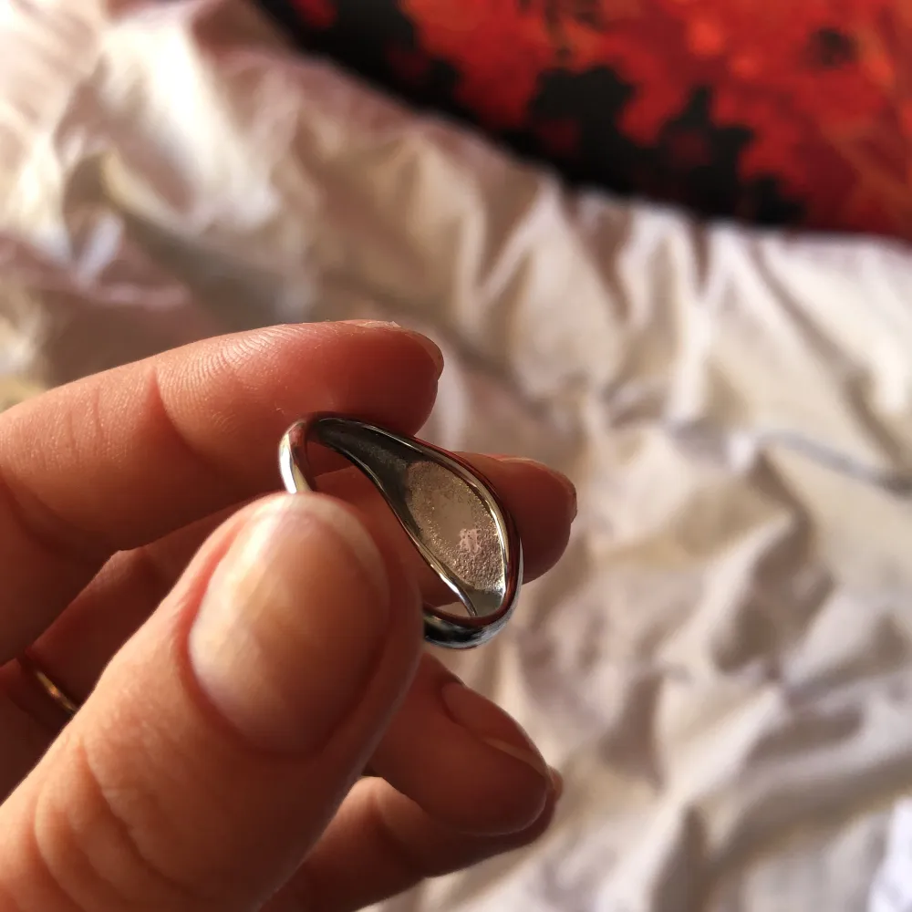 Helt oanvänd ring som skulle vartit till min pojkvän men den passa inte honom. Övrigt.