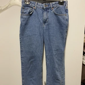 Låg midjade jeans  - Säljer dessa låg midjade jeans för 60kr🥰 gillar de väldigt mycket men de e för små nu 🩷 