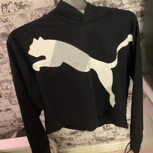 Super fin Puma hoodie i storlek S. Inte använd. Priset är inte satt så går att ändra!