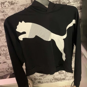 Puma hoodie - Super fin Puma hoodie i storlek S. Inte använd. Priset är inte satt så går att ändra!