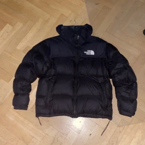 The North Face jacka - The North Face vinter jacka i nyskick 10/10 köpt från north face egen hemsida nypris 3899:-  (Kan tänka mig gå ner i pris)