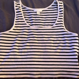 Croppad linne  - Randig croppad linne från HM oanvänd 