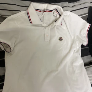 Moncler pike - Tjena! Säljer nu denna feta Moncler piké i storlek small passar även xs. Endast använd ett fåtal gånger. Självklart är produkten äkta med ar Scan som kan bevisas om så vill 