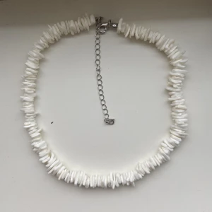snäck halsband - vit snäckskal liknande halsband, glömt vad de heter😁 Är endast testad, säljer då den aldrig används. Köpt på gina för längesen. Passar både tjejer o killar! Kolla gärna min profil för mer 💓