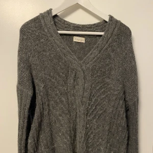 Mörkgrå stickad tröja - Säljer nu denna tröja då jag har andra liknande som jag använder oftare!💕  