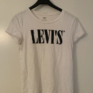 Vit Levis tröja - Använd mycket men bra skick