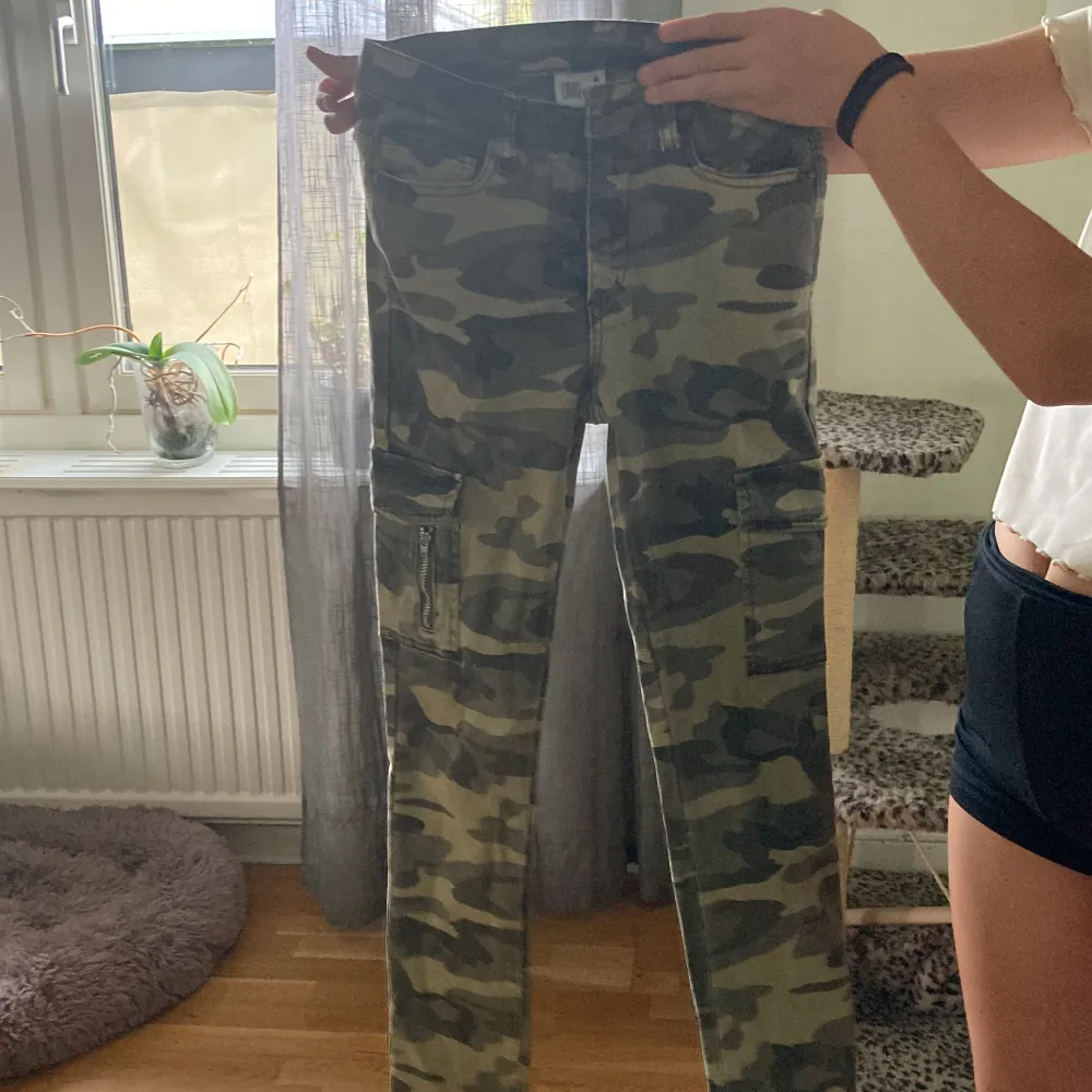 Kamouflagebyxor  . Jeans & Byxor.