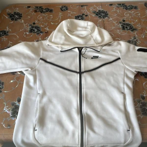  nike tech  - Använt 3-4 gånger bara, 9/10 skick 