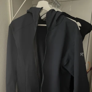 Arcteryx jacka  - Säljer arcteryx jacka i marinblå. Aldrig använt. Den är i XL och jag har vanligtvis S. Den har loggan på armen samt vid luvan står det arcteryx. Nypris 2600