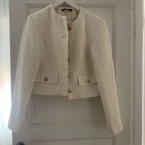 Jacka/kofta  - Crémevit kofta/jacka helt ny utan prislapp och helt oanvänd! Nypris 800kr