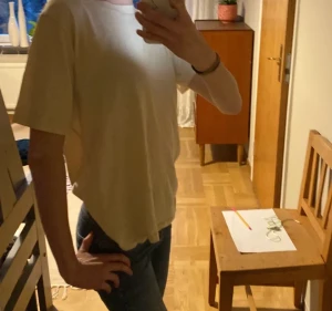 T-shirt - En väldigt fin vit basic t-shirt från Ginatricot  i XXS. Väldigt sjön och passar till allt💗 några prickar på framsidan men nästan helt ny👍🏼 ställ frågor om ni undrar ngt 🤗jag har storlek xs och jag skulle säga att den passar alla från XXS-S🌺