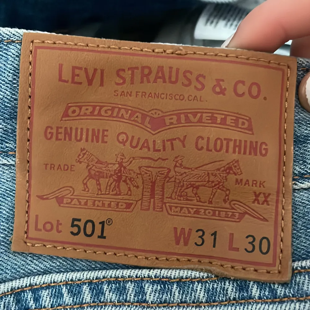 Hej! Säljer mina Levis som är använda ett par gånger men fortfarande i bra skick 💓Säljer då de är för stora på mig. nypris: ca 1100-1200 kr💖. Jeans & Byxor.