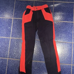 Byxor  - Säljer dom här ridbyxorna! De har även en mobilficka!!