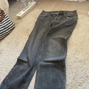 Gråa jeans från weekday  - Inget fel men dem, säljs pga ingen användning och lite små. Är 168 och de går inte så långt som jag vill. Köpt för 550 säljer nu gör 300 🔛. 