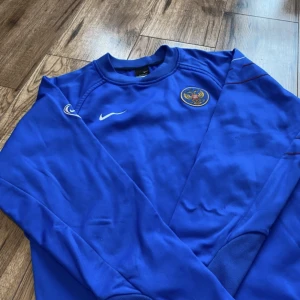 Vintage Adidas  - Följ profilen och få 5% i rabatt   Produktens skick:mycket bra  Storlek: S  Passform: se bild ( modellen är 176) Unisex   För mer info, kontakta mig 😀