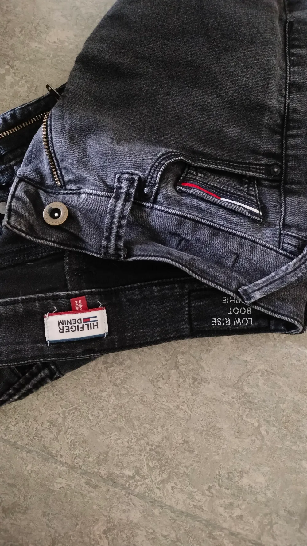 low rise jeans från tommy hilfiger, storlek 25/32. Jeans & Byxor.