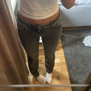 Lågmidjade jeans - Säljer ett par lågmidjade jeans från zara i storlek 34 då jag inte får användning för dom längre 💞