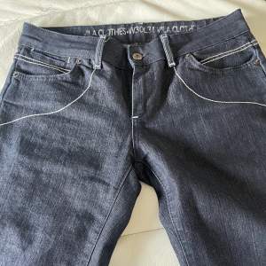 Vintage lågmidjade jeans i storlek W30L34, långa så skulle säga mer L34/36! 