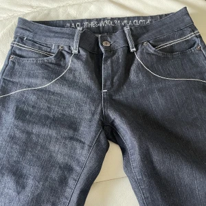 lågmidjade jeans - Vintage lågmidjade jeans i storlek W30L34, långa så skulle säga mer L34/36! 