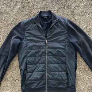 Massimo dutti cardigan - Hej! Säljer min riktigt snygga Massimo dutti cardigan! Funkar bra nästan hela året! Skick:8/10 nypris: 1100kr