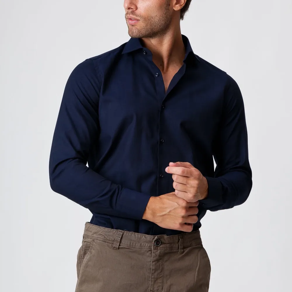 Lätt stretchig bomullsskjorta som ger en perfekt passform. Mycket mjuk med fransk krage. Finns i både Slim- och Regular-version.. Skjortor.