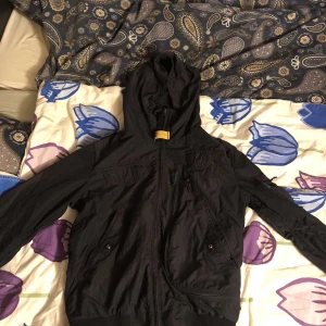 Parajumper vindjacka - Parajumper vindjacka i storlek S. Jackan är använd men i gott skick. Pris kan diskuteras.