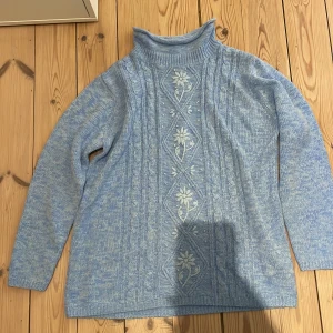 Grandpa sweater - En riktig sån där grandpa/grandma sweater man vill ha till hösten/vintern med broderade blommor<4
