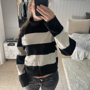 Randig tjocktröja  - Kommer ej till andvändning 💓