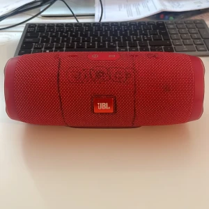Jbl charge 3 högtalare  - Den funkar jätte bra som den ska  Jag har ritat lite på den men de är inget som stör  Nypris 1300kr