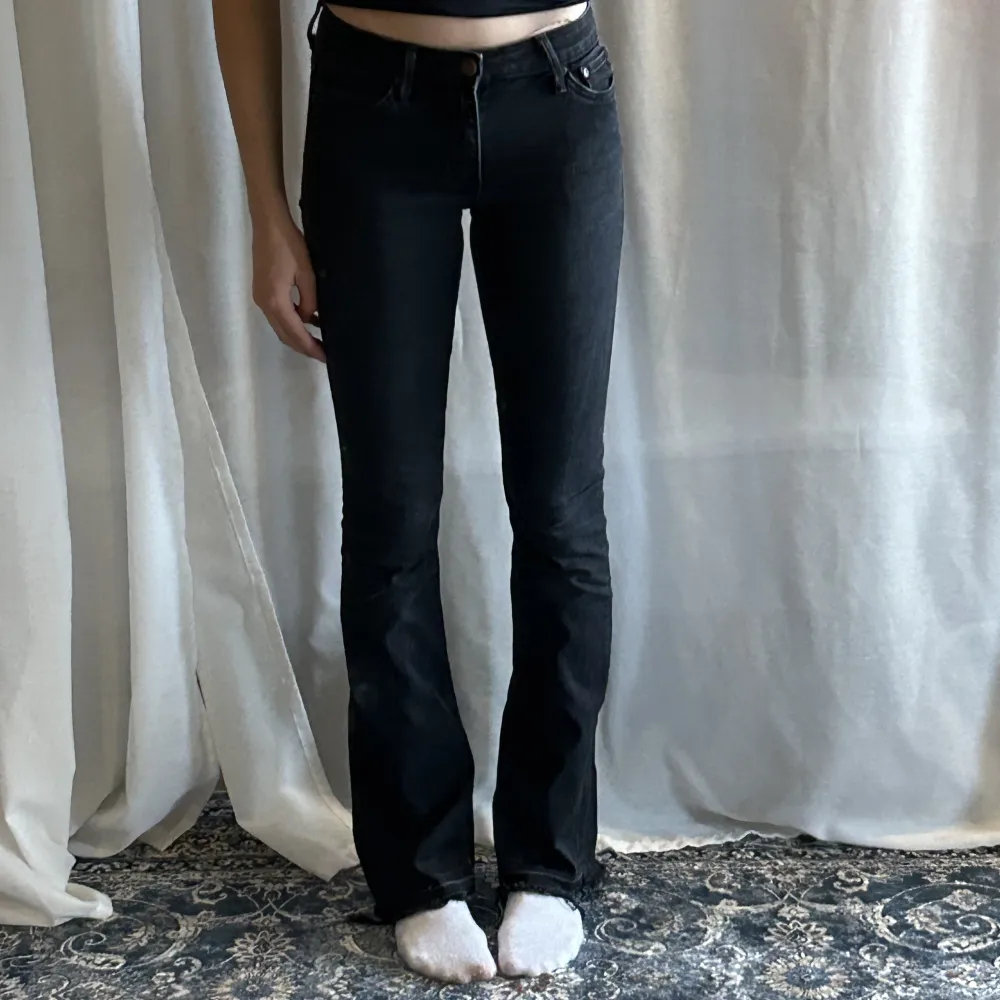 Svarta Bootcut jeans ifrån crocker, har själv klippt upp sömnen längst ner så de är lite fransiga. Jeans & Byxor.