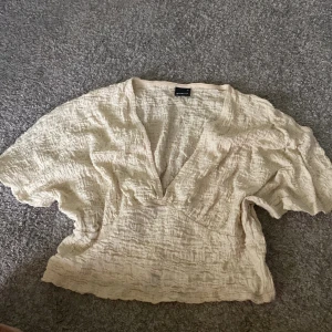 Sommar topp - En fin gul/beige sommar topp som är härlig att ha på dig. Köpt från gina tricot.😍