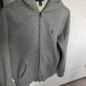 Snygg hoodie från Ralph lauren. Skick 10/10 använd fåtal gånger. Nypris 1100kr 