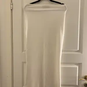 Lång vit kjol, använd ett par gånger men fortfarande i god skick. Lite stretch 