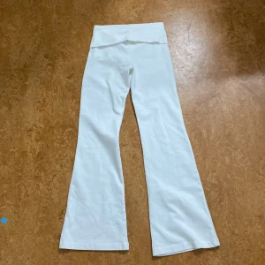 Vita vikande leggings - Jättefina läggnings som viks ner så dom blir low waisted, den är Flarie också som är jättefint!