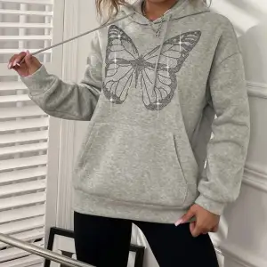 En mysig grå hoodie med ett fint fjärilstryck i storlek xs, den är i ett bra skick och är knappt använd🤍 Säljer pga att jag inte har någon användning av den längre!