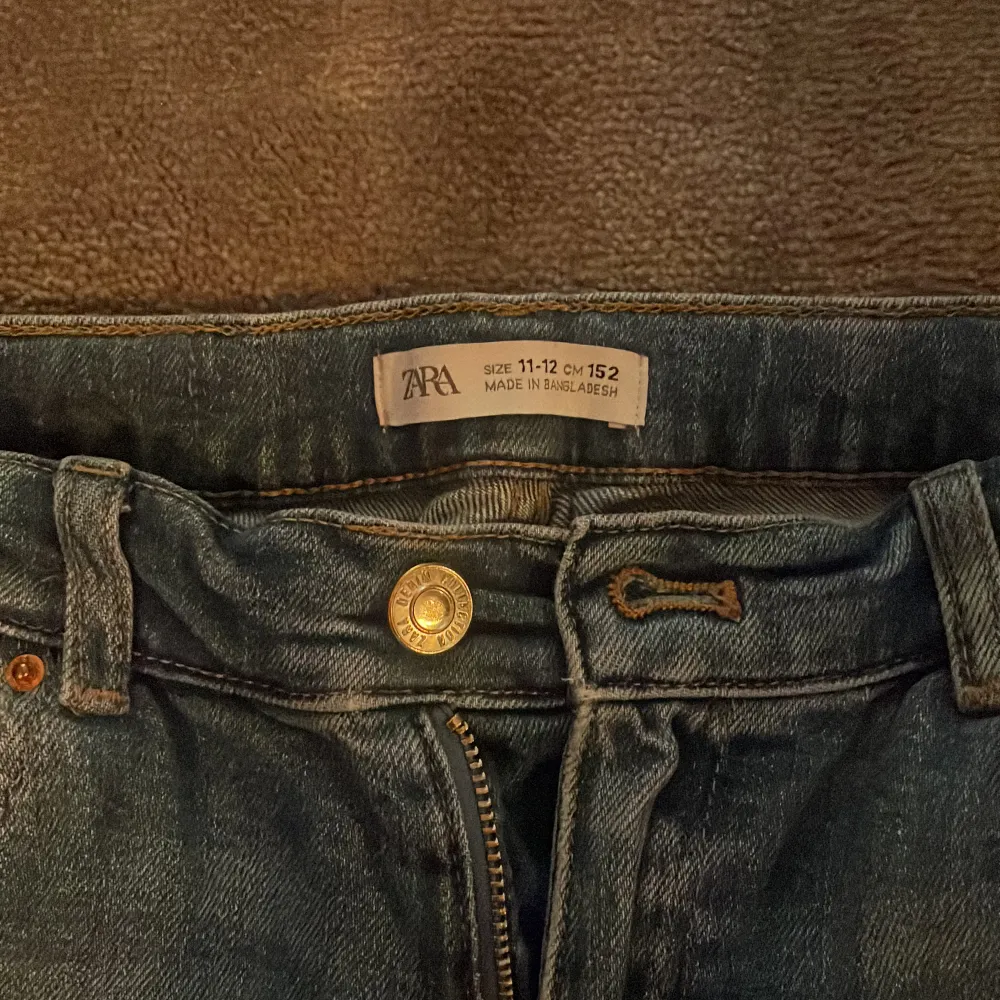 Super snygga lågmidjade jeans men har tyvärr blivit för korta för mig🫶🏻. Jeans & Byxor.